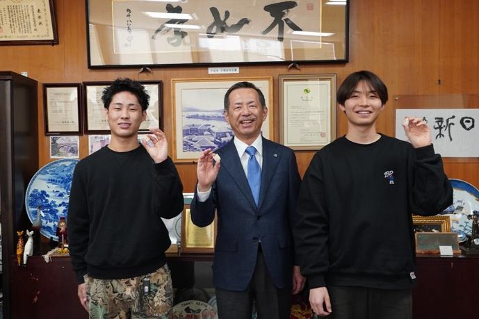 経済学部2年生コンビがビジコンで快挙！ 開発した『YOUTH CUBE』を永安学長に紹介